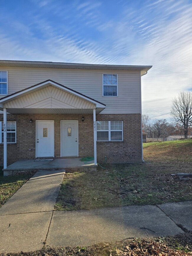 Primary Photo - 401 Country Villa Ln