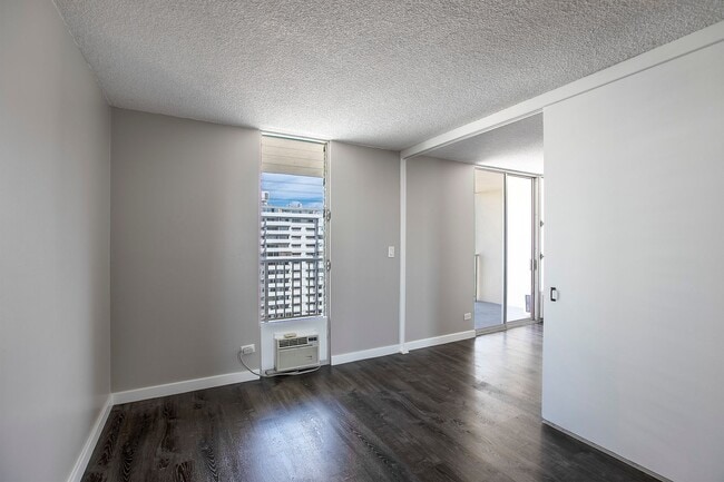 Building Photo - Modern 2-Bedroom Unit with Large Lanai – Prime Waikiki Location