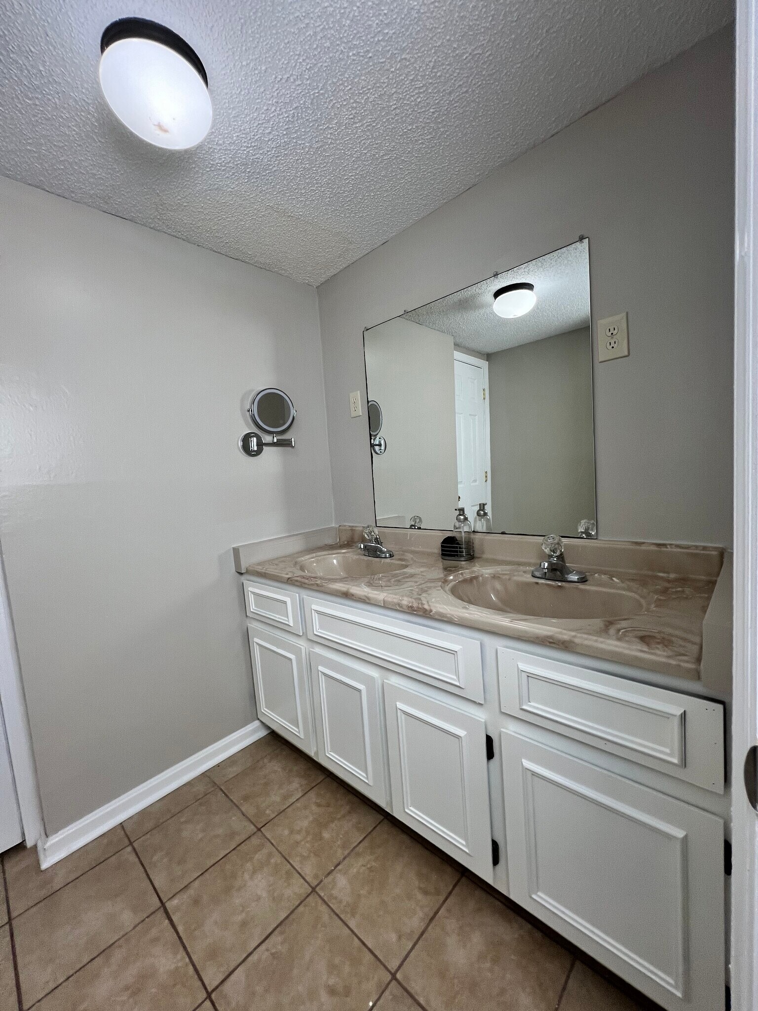 Building Photo - 333 Chapman Rd