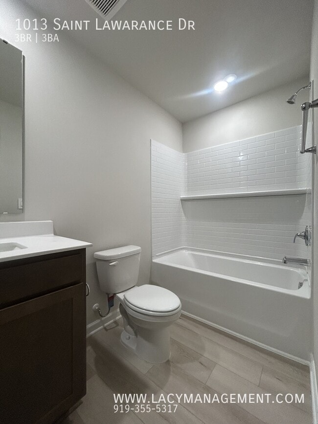 Building Photo - 1013 St Lawrence Dr