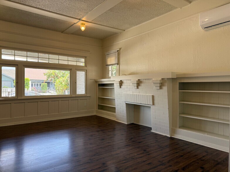 Building Photo - 860 W 56th St