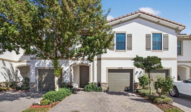 Building Photo - 4408 Hemlock Dr