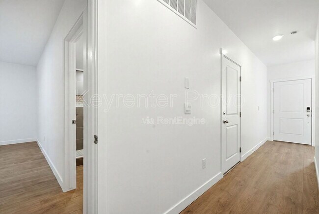 Building Photo - 371 E Levengrove Dr