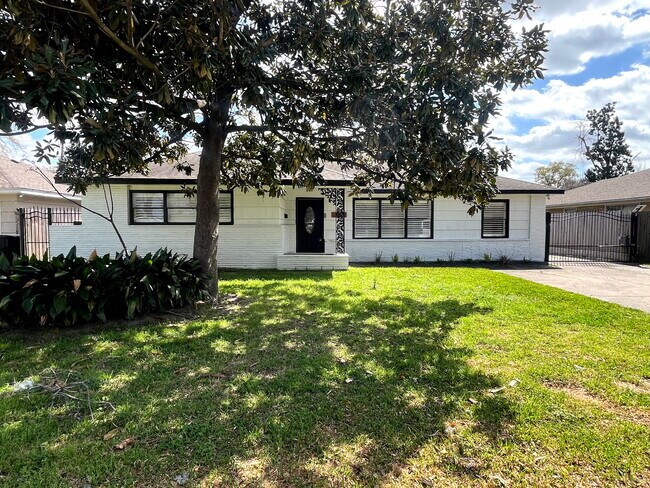 Building Photo - 9613 Westview Dr