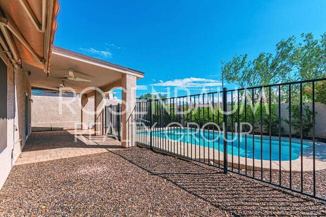 Building Photo - Gorgeous 3-bedrooms, 2-baths home in the d...