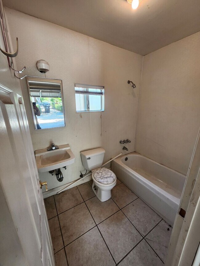 Building Photo - Charming Colonial-Style 2-Bedroom Home in Ontario