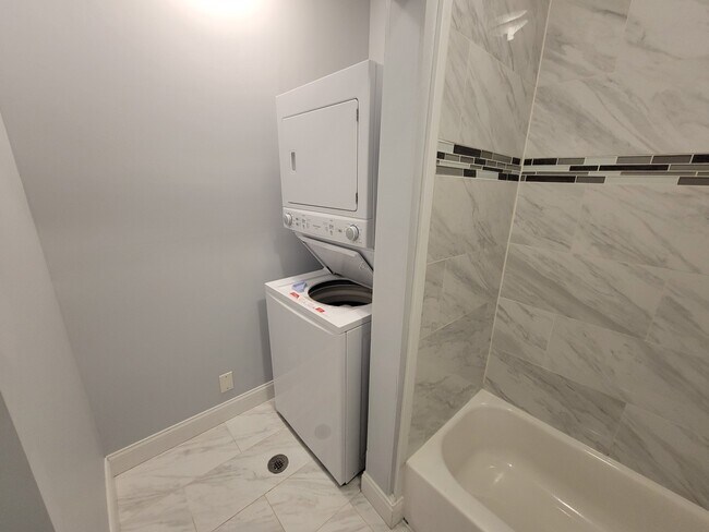 Building Photo - 4849 N Sawyer Ave