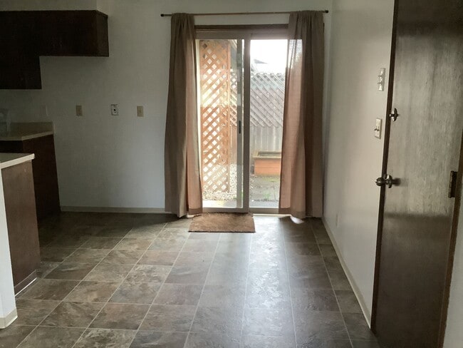 Building Photo - Bluebell Duplex