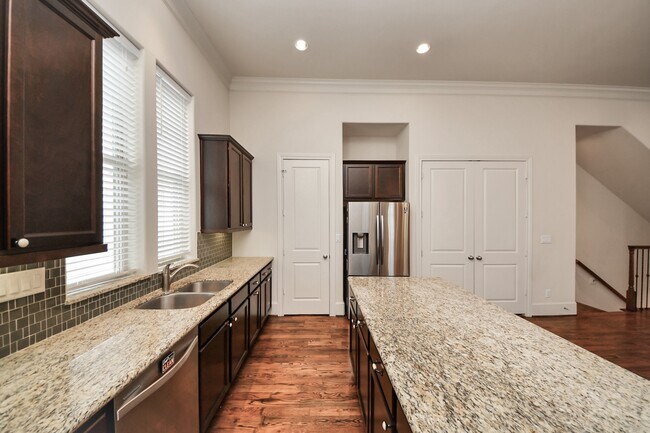 Building Photo - 2061 Fannin Station N