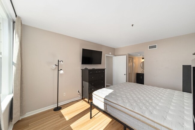 Building Photo - Seagle Building 7C