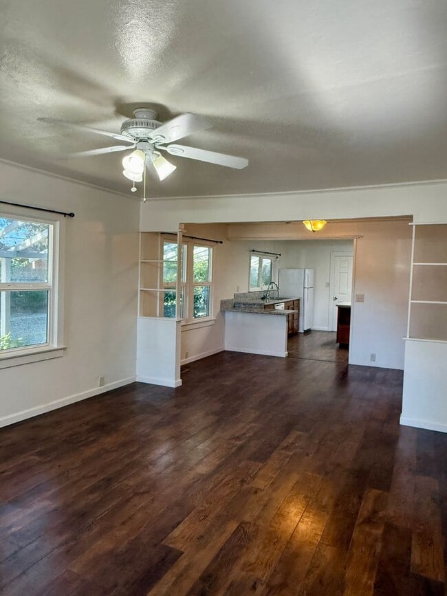 Building Photo - 3 Bedroom 1 Bath House!