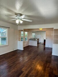 Building Photo - 3 Bedroom 1 Bath House!
