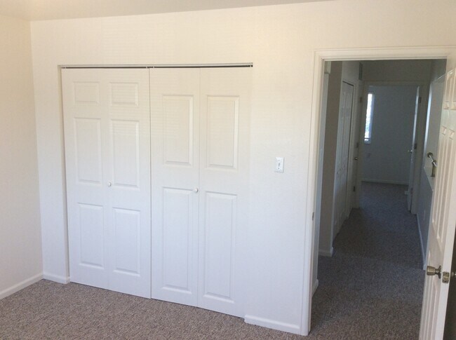 Building Photo - 3 BEDROOM, 2 BATHROOM TOWNHOME WITH A 1 CAR ATTACHED GARAGE