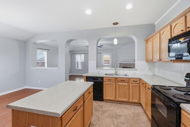 Building Photo - Freshly Painted Spacious 4 Bedroom!