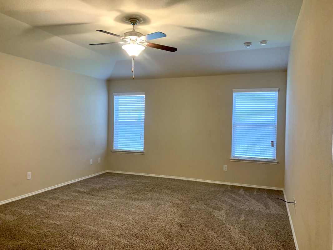 Building Photo - 1300 Foxglove Ln