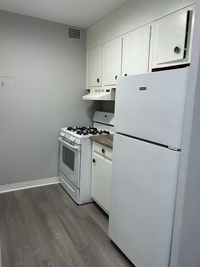 Building Photo - Recently Renovated 1 Bedroom Apartment with a Breathtaking View! Ready for Move-In!