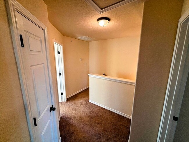 Building Photo - Great Townhome, Move-in Ready! Great Locat...