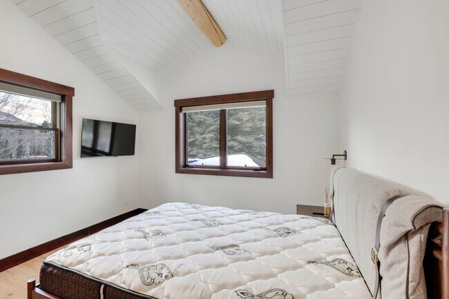 Building Photo - Luxury 3 bedoom/2.5 bathroom Home w/ Hot Tub