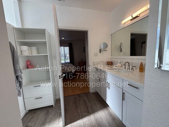 Building Photo - Downtown Roseville - 2 Bed, 1 Bath - Single Level Bungalow - Landscaping Included - Utilities Inc...