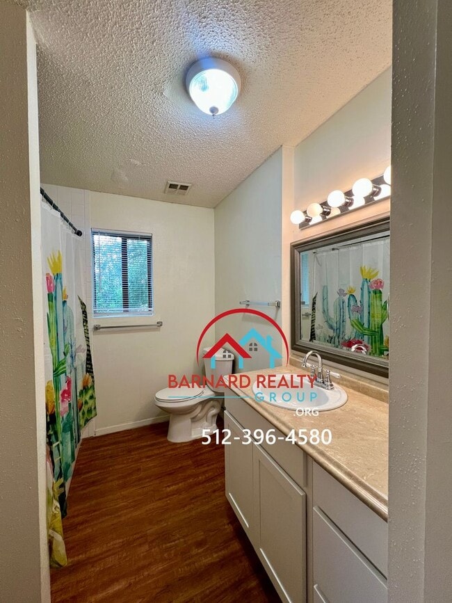 Building Photo - Available Now: 2 bed/1 bath Duplex With Hu...