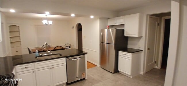 Building Photo - 183 Thorncliffe Dr