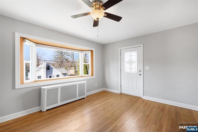 Building Photo - 83 Chestnut Hill Dr W