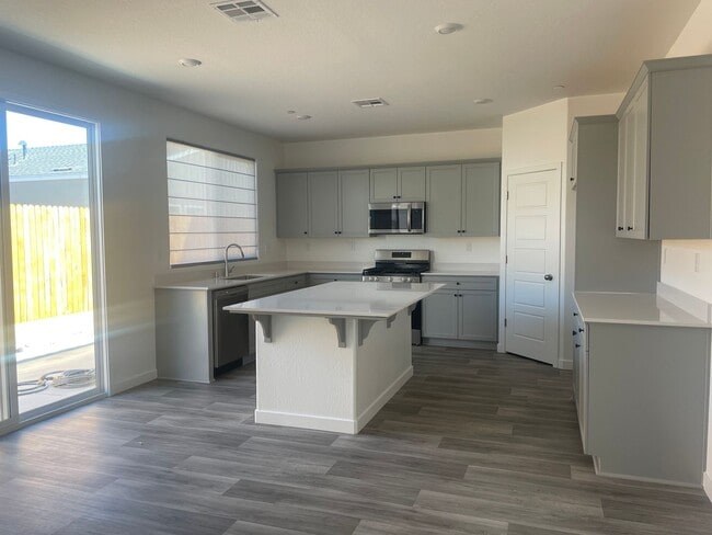 Building Photo - Modern Single-Story Home with Open Layout and Expansive Views