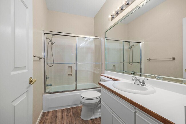 Building Photo - Beautiful single level condo, lower level ...