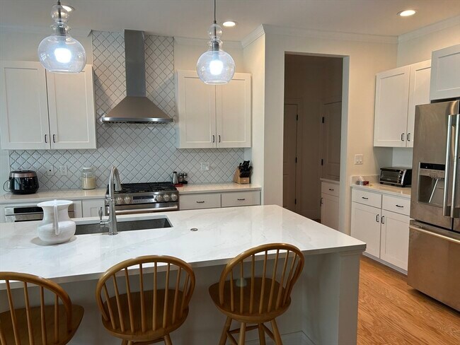 Building Photo - 6 Lily Pond Ln