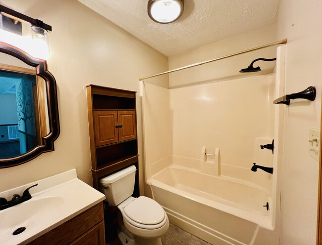 Building Photo - Charming 3-Bed, 2-Bath Home with back yard...
