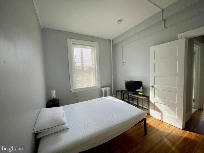 Building Photo - 307 Dolphin St