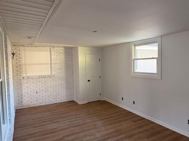 Building Photo - For Rent – Newly Remodeled 5 Bedroom Home!