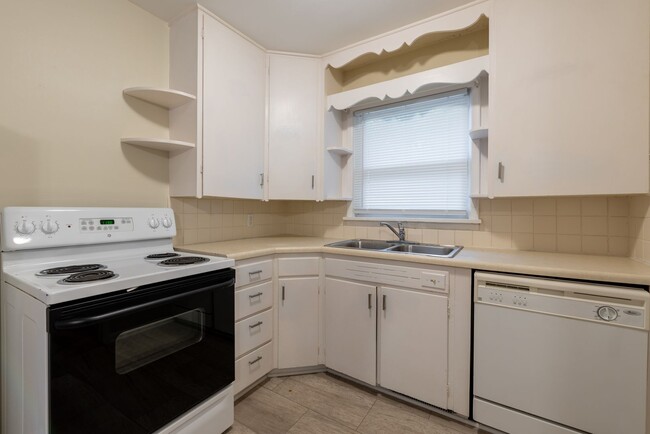 Building Photo - Portland Duplex