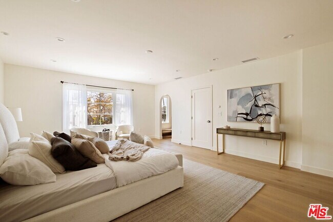 Building Photo - 308 S Highland Ave