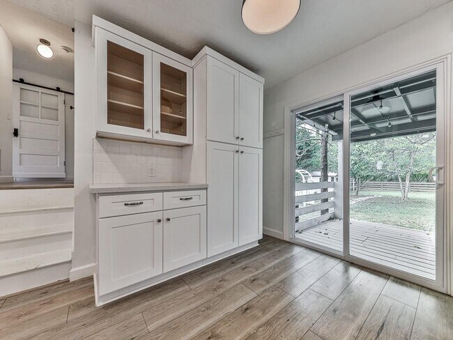 Building Photo - 421 Creek Valley Dr