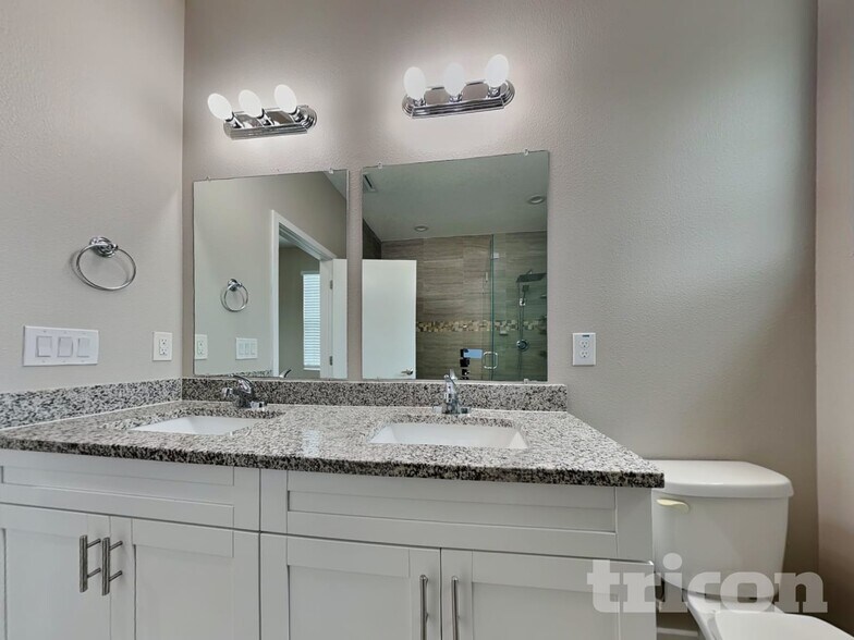 Building Photo - 8118 N Coolidge Ave