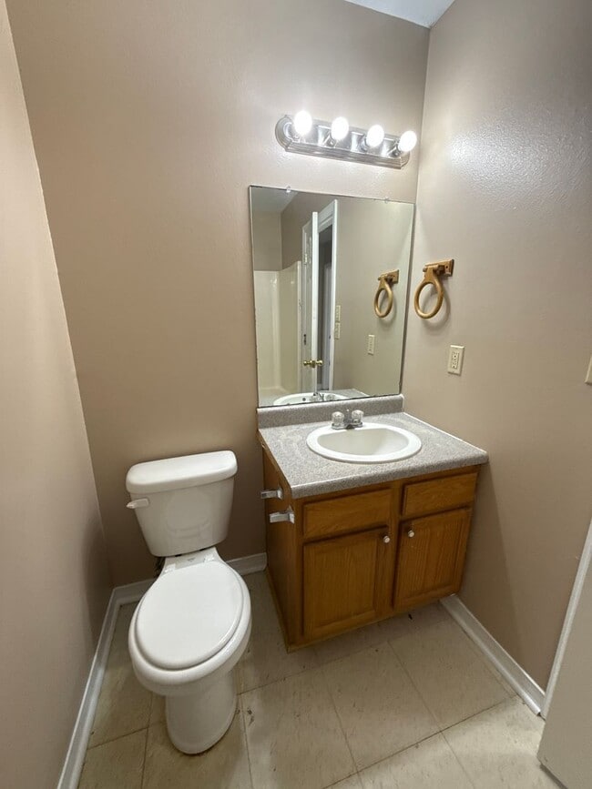 Building Photo - Warm and inviting single-story home, perfect for comfortable living.