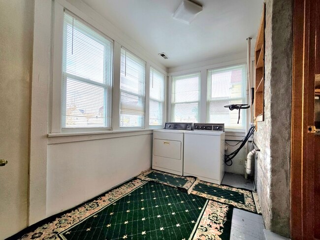 Building Photo - 2126 W 24th St