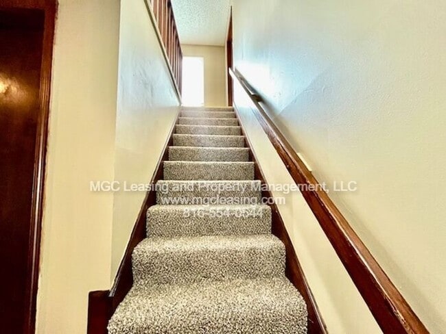 Building Photo - Spacious Duplex with Bonus Room within Wal...