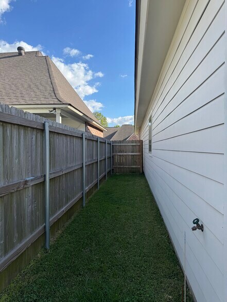 Building Photo - 103 Ella Hill St