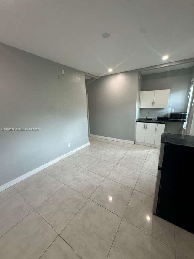 Building Photo - 319 W 28th St