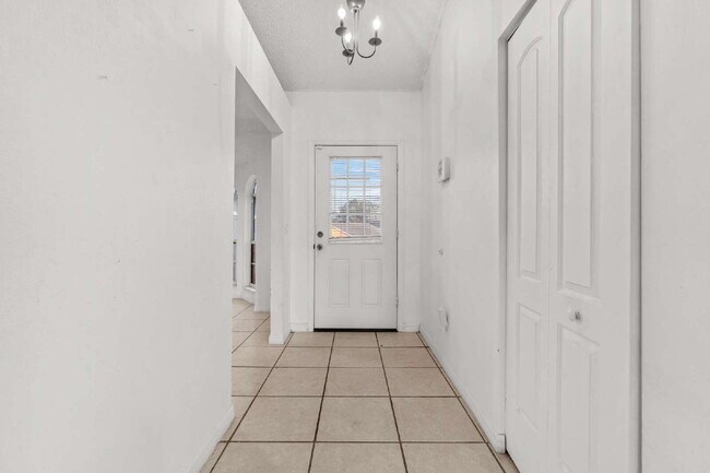 Building Photo - 3BR, 2BA available now in Silver Springs Shores