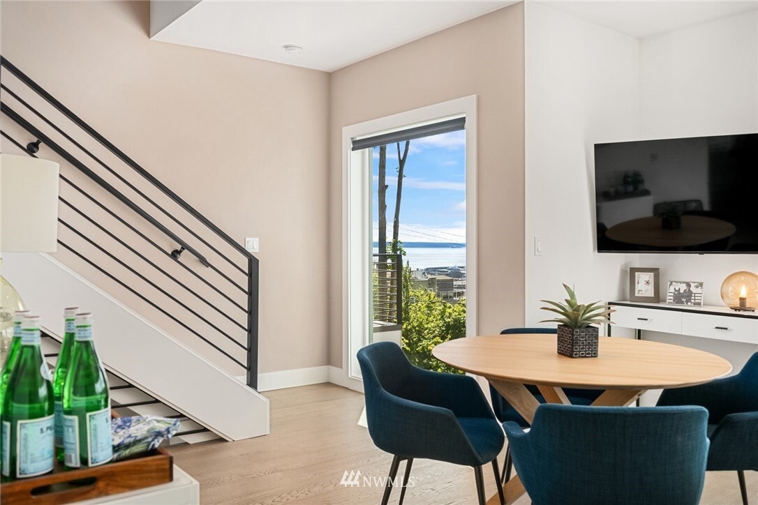 Floor-to-ceiling windows - 2210 12th Ave W