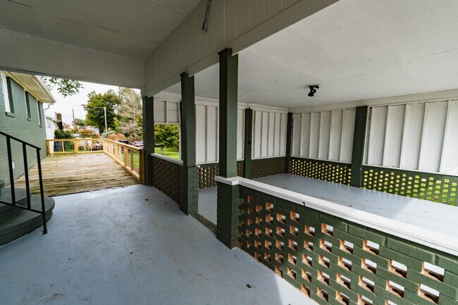 Building Photo - 212 Couch St