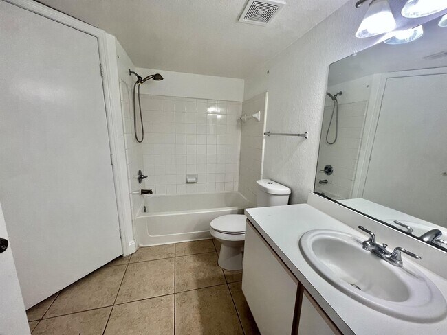 Building Photo - 2200 Key W Ct