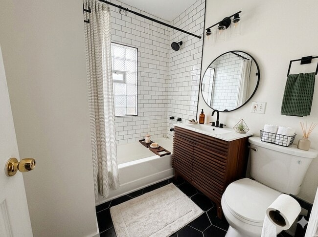 Building Photo - 2419 N Oak Park Ave