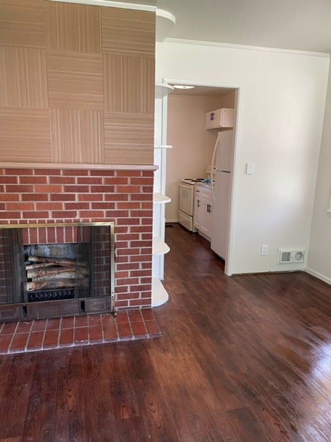 Building Photo - Charming 2-Bedroom Home in Prime Milwaukee...