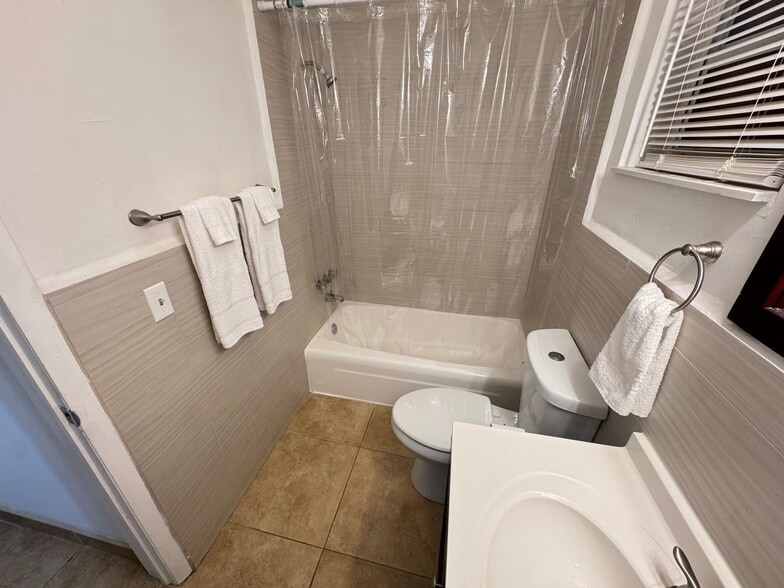 Building Photo - 111 SW 11th Ave