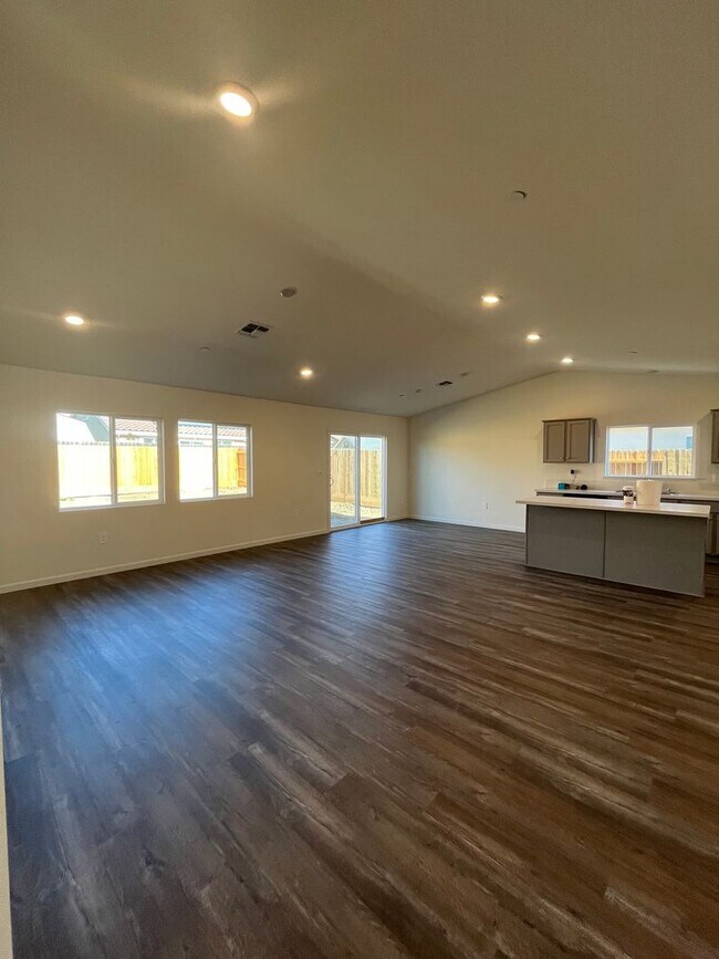 Building Photo - 1654 Pacific Dr
