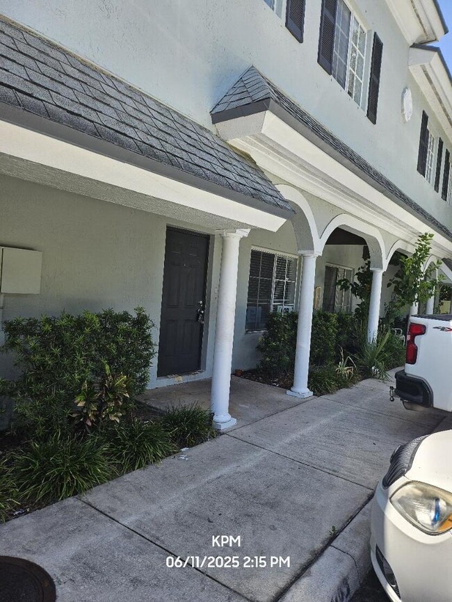 Building Photo - 1109 Colonial Palms Way